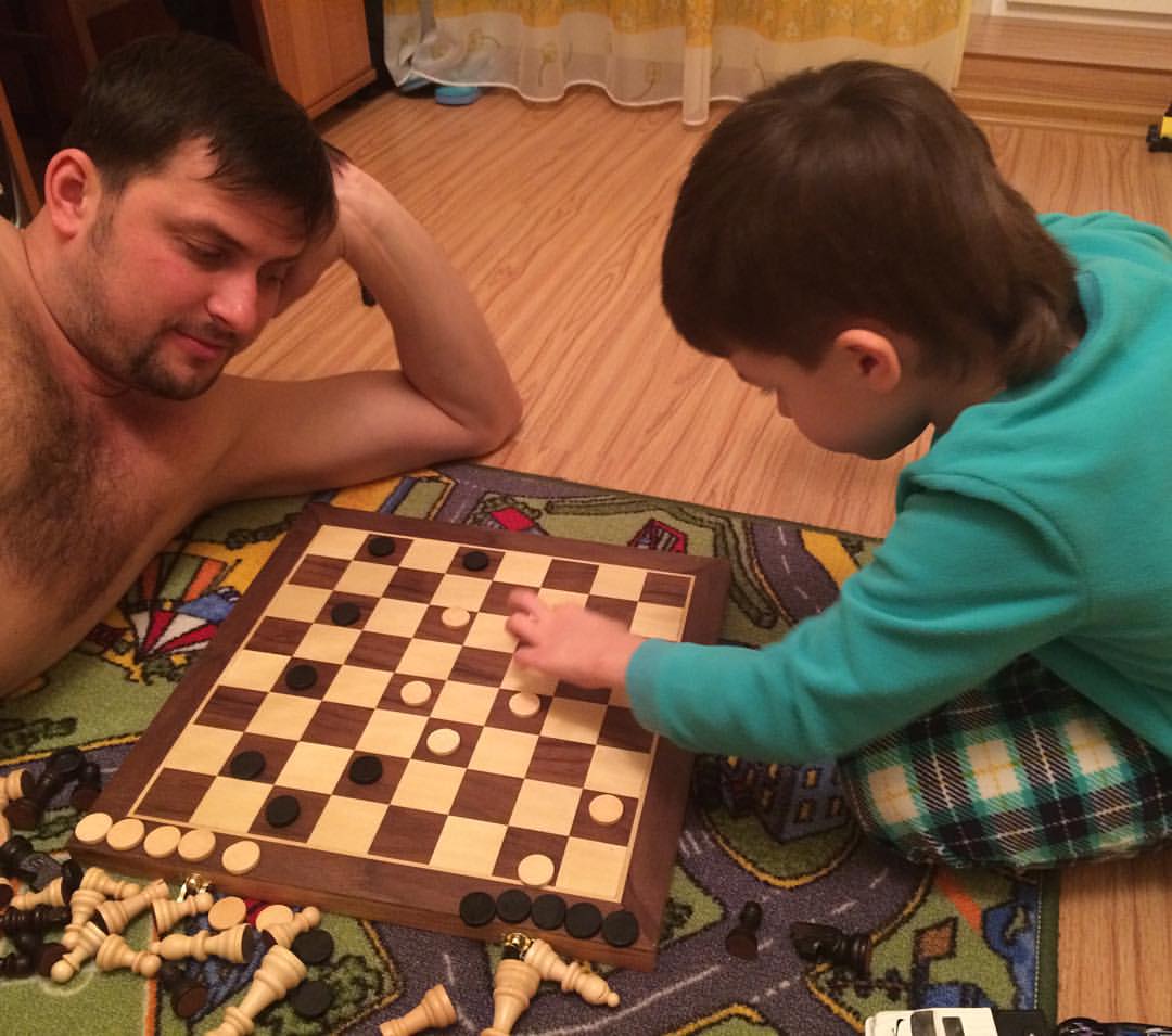 tanusha_revenko в LOOKY — Мои мальчики играют в шашки! Вовка у деда мороза попросил в 