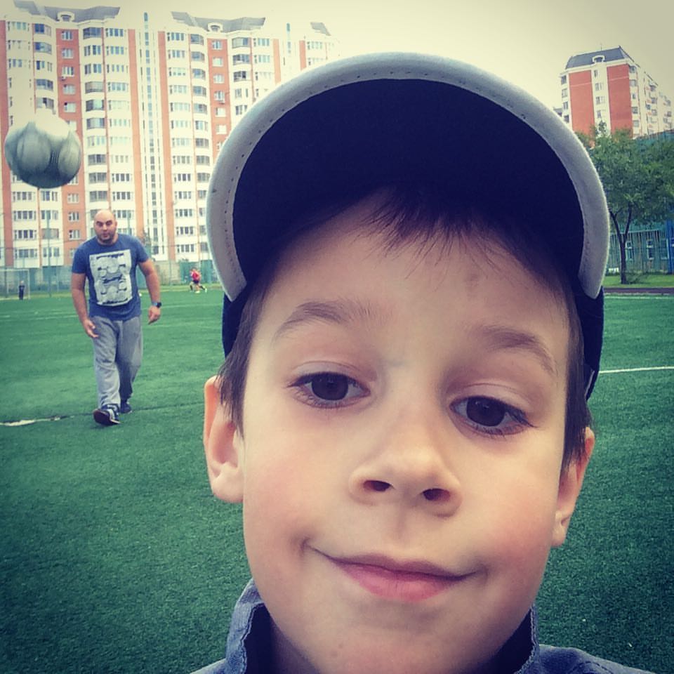 cheftolik в LOOKY — #сынок #дениска #непострадал #выходные #нафутбольномполе⚽️