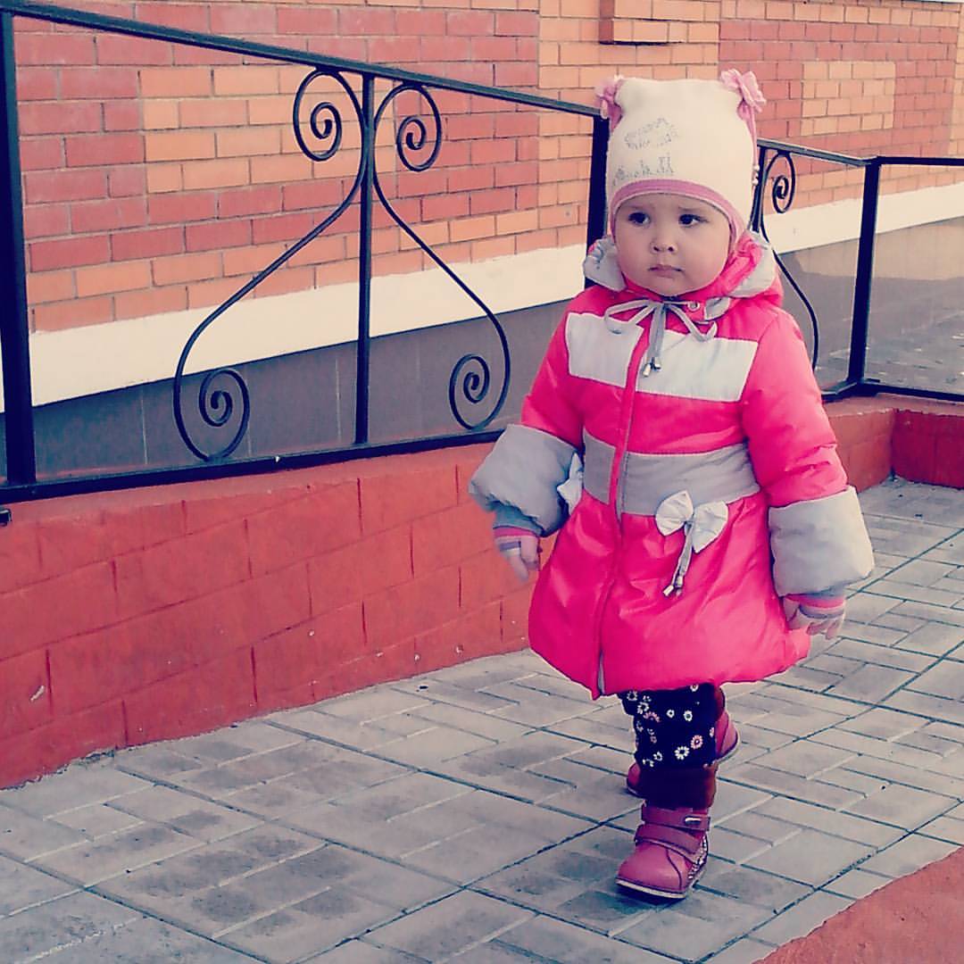 anna13shchukina в LOOKY — Моя маленькая девочка становится очень серьезной. Удивляет к
