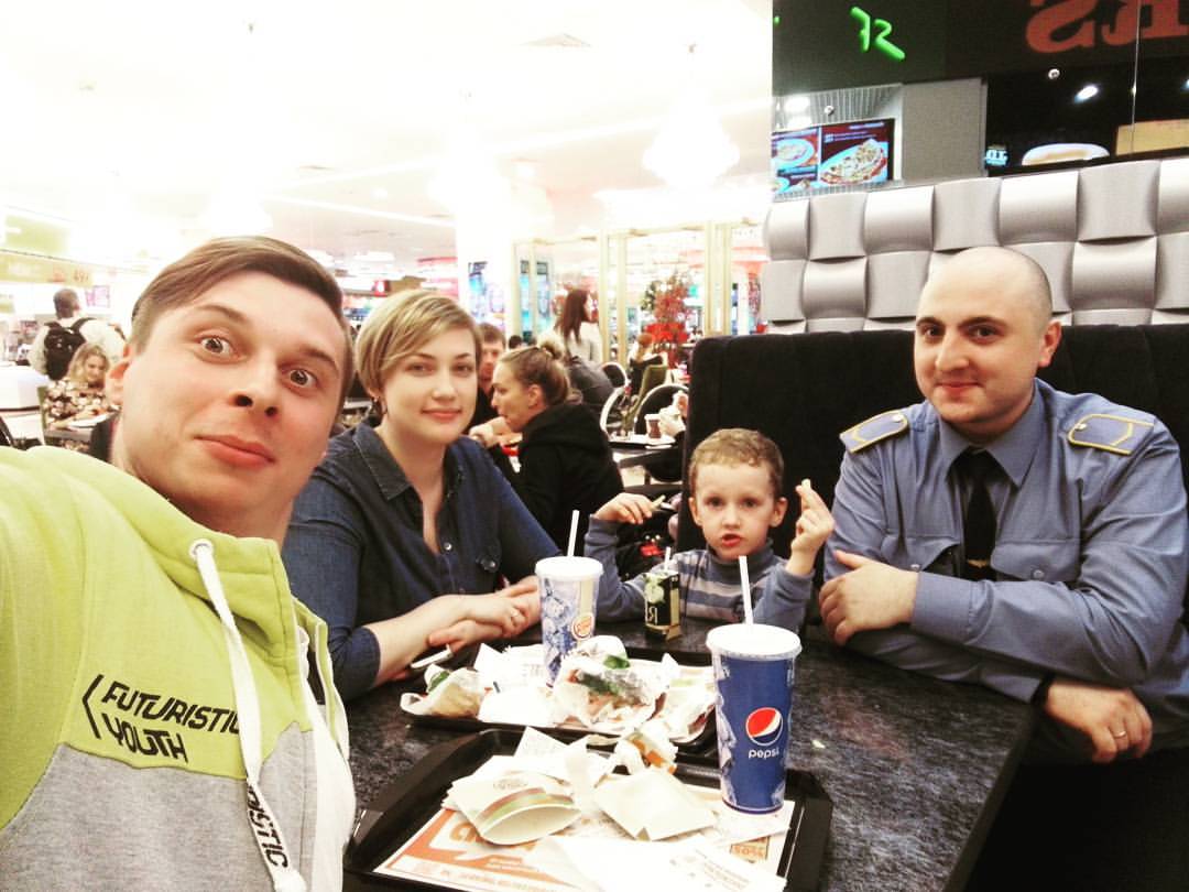 Был очень рад видеть эту добрую и веселую семью)) спасибо, за короткое занятие спортом😉😂ребят вы супер😊