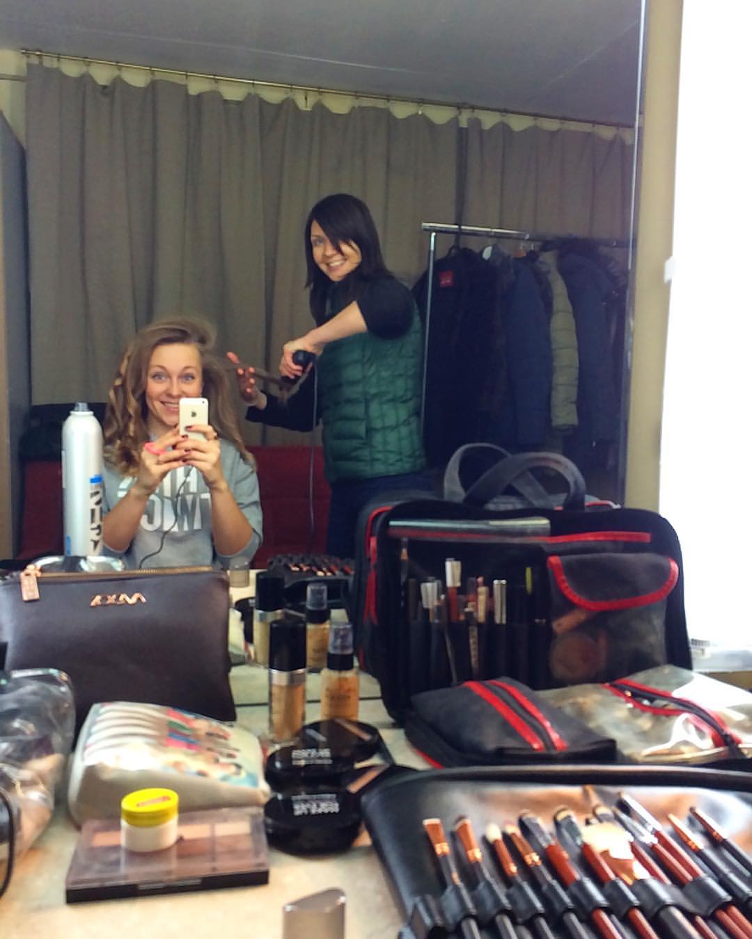 viktoria_raikina в LOOKY — Готовлюсь к съёмке 🎥Супер гримёр делает супер кудри 👧🏼 #с