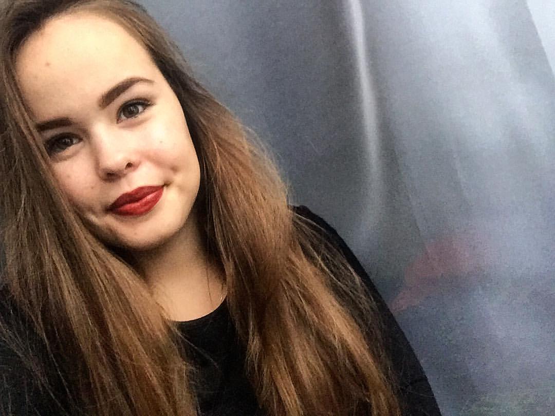 oksik_smir в LOOKY — Чужая женщина всегда
Красивее твоей.
Её не портят ни еда,
Ни