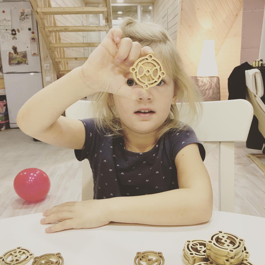runolad в LOOKY — Наша маленькая волшебница собирает рунные мандалы Достатка. 