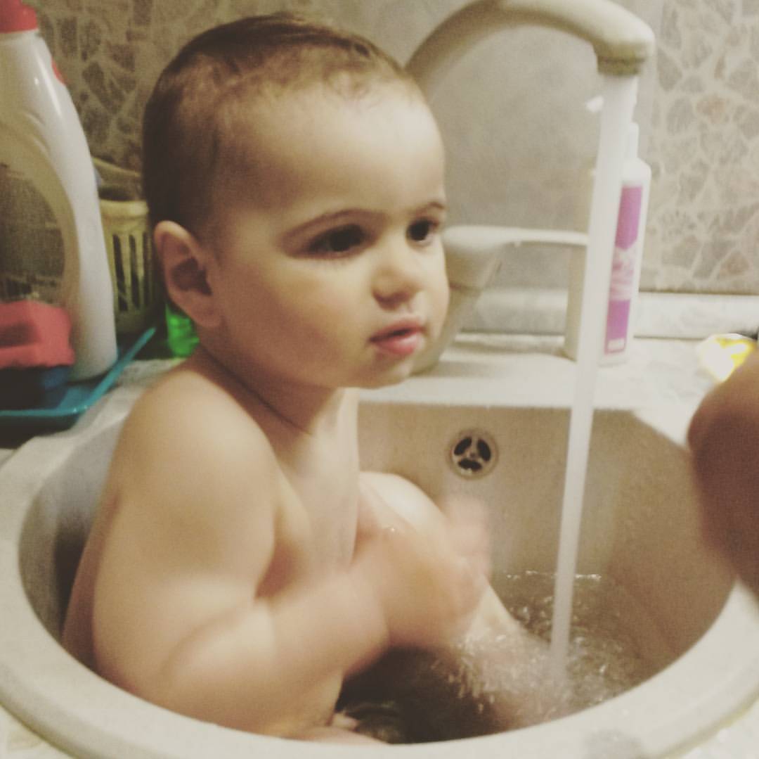 lydmilalevina в LOOKY — Сегодня в ванной  нет горячей воды. .... отмываем  ребенка  