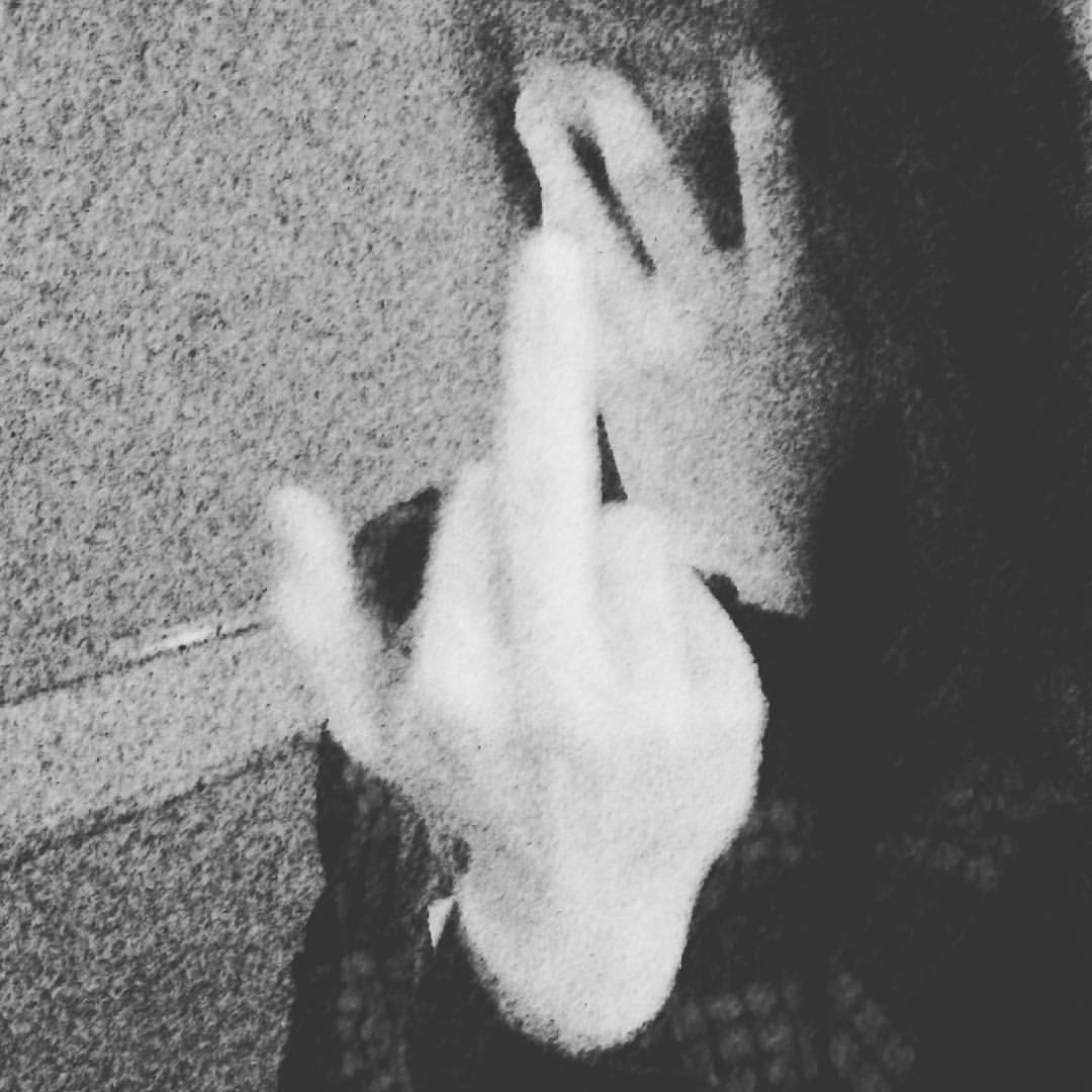 mimiskame в LOOKY — Заебались уже😜😜😜,так уж любя посылаем такой знак