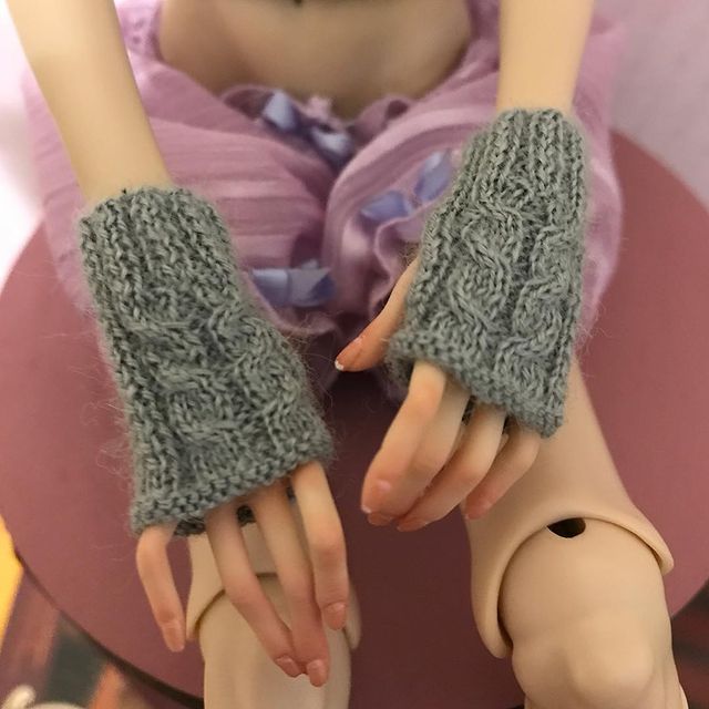 hich_nik в LOOKY. #popovydoll,#dollstagram,#doll,#dolls,#dollart,#knit,#knitted,#knitwear,#knitting,#knitforbjd,#knitfordolls,#popovydolls,#popovysisters,#кукла,#вязаниедлякукол,#вязание,#вязаниеспицами,#митенки,#миниатюрноевязание,#miniatureknitting,#handwork,#handmade,#handcraft,#handcrafted,#bjd,#bjddoll,#dolloutfit,#dollclothing. Серые митенки для #p...