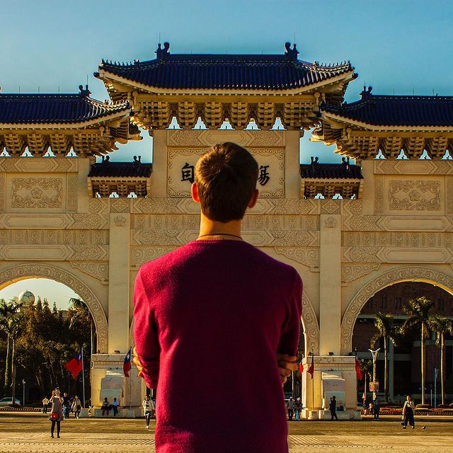 boldentura в LOOKY. #makemoments#aquietstyle#chiangkaishek#taiwan#taipei#chaingkaishekmemorialhall#gateofgreatcentralityandperfectuprightness#тайвань#тайбей#чанкайши#photooftheday#beautiful#china#russia#followme#like#repost#travel#life#photography#sun#lifestyle#путешествие#вокругсвета#traveltheworld#туризм#happynewyear#January#Memorial#winter. Бывает, идёшь такой ...