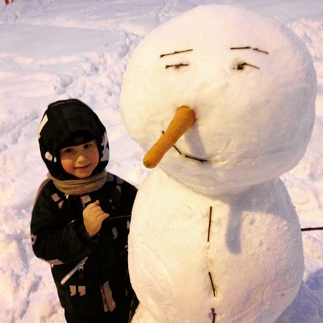 natikphot в LOOKY. #снеговик,#зима,#ссыном,#носморковка,#снежнаябаба,#зимуем,#сын,#морковка,#круглый,#snowman,#snow,#winter,#оттепель,#хм. Наконец-то и мы слеп...