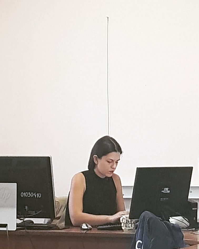 ekaterina_govorit в LOOKY — Коллеги сняли меня за работой, пока я принимала сигнал и тес