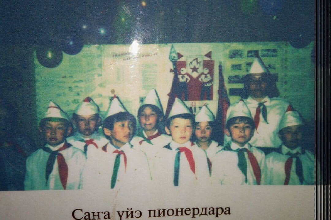 Пионер күнүнэн!
Халлааны таһыйа турар уол