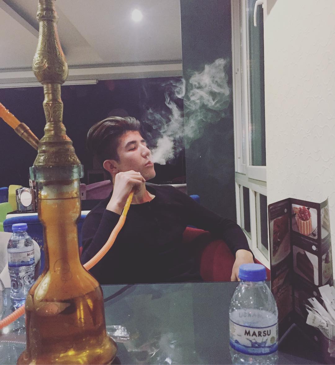 Sigaramın dumanı sen, ateşi ben olayım. Al beni buralardan sadece senle kalayım.