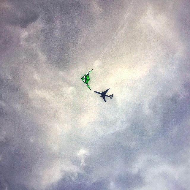 aivengo_r в LOOKY. #самолет,#слишком,#маленький,#fly,#flyer,#летающийзмей,#змей. Нас не догонят 🏁 ✈️...