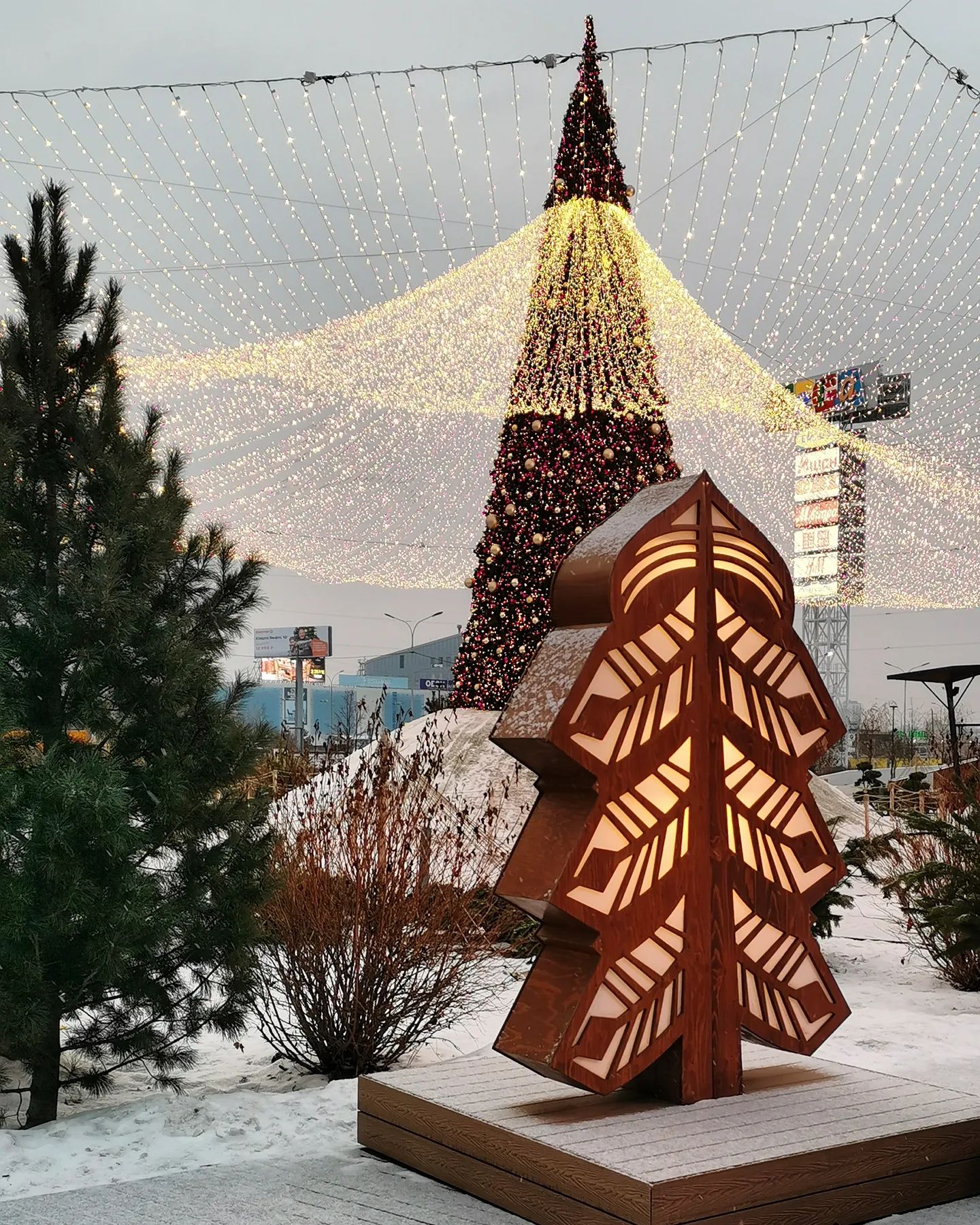 С наступающим Новым Годом!
Happy New Year!