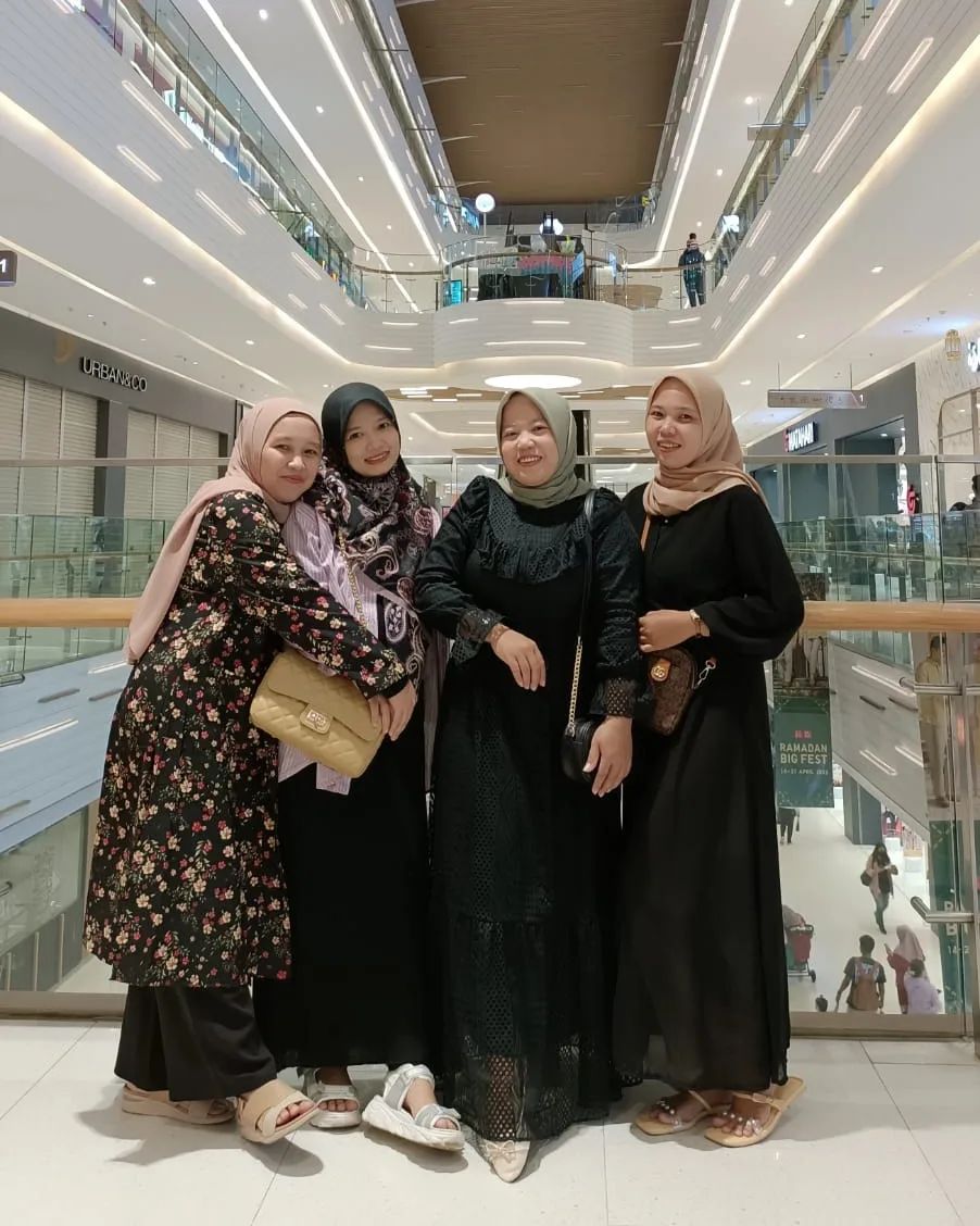 Meskipun raga jarang bersua insyaallah silaturahmi tetap terjaga.
Bestie till jannah @decyelicialatisya88 @dini.ariesanti @devi_apriyantiii