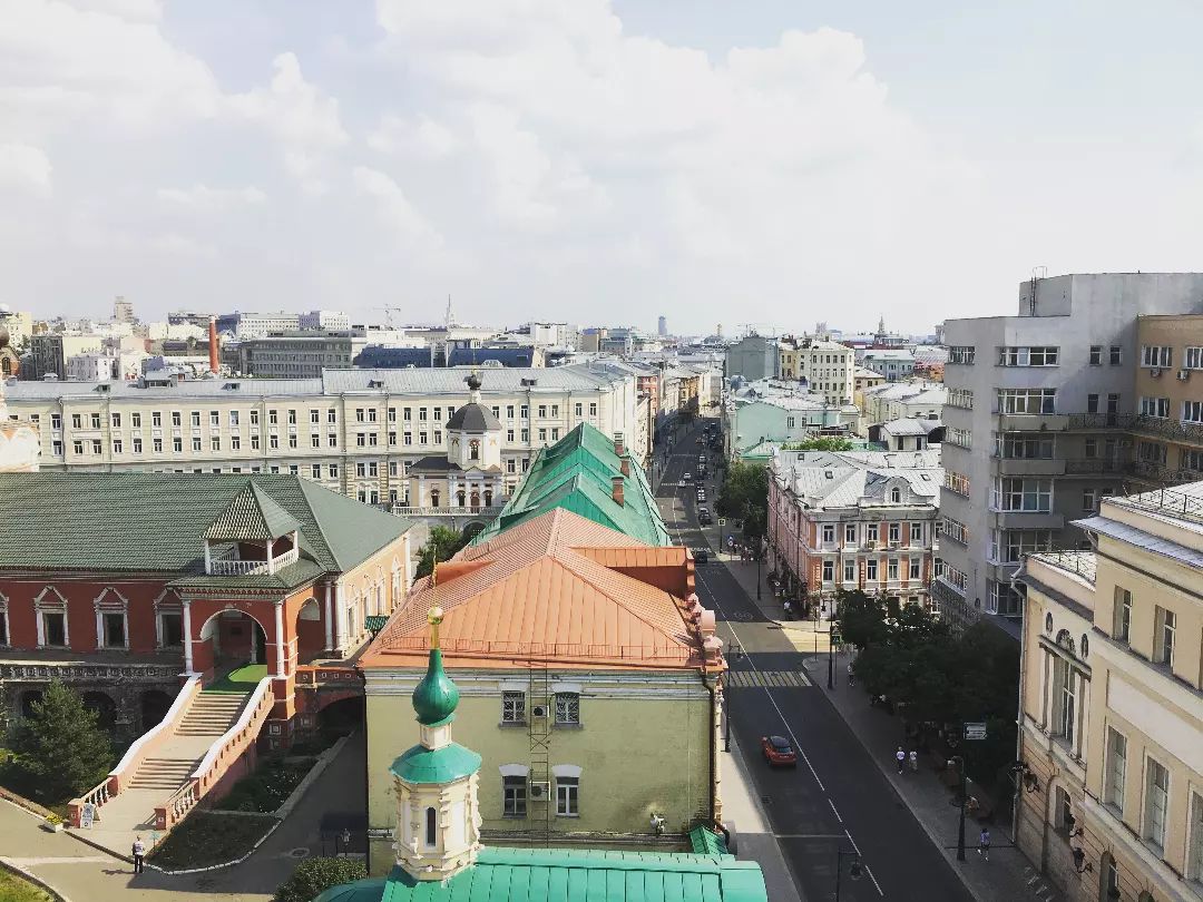 Каждое столетия появляются люди которые хотят изменить мир. Сделать его лучше и комфортней. Но каждый раз это заканчивается ничем.
Я один из тех кто хочет чтобы мир стал добрее, чтобы людм относились с пониманием и милосердием друг к другу и как все те кто размышляет о идельном мире тоже натыкаюсь на одни те же грабли. 
Мир не идеален. И никогда не будет идеальным. Чем дальше в лес тем больше дров и мир чем старше тем хуже и нужно это осознавать. Да, христиане должны видеть все проблемы, но смотреть их через божественную призму. 
Какая она божественная призма? Любовь. Человек не рожден грешить, он рожден покорить и усмирить плоть подчинив ее духу. Христиане могут видеть в человеке две сущности, божественную-душа и тленную-тело. И уметь отделить страсть человека от божественной сущности. Все люди на земле склонны очернять свою душу и не заботиться о том что человек в конце концов даст ответ за все свои дела и слова. 
Поэтому когда я смотрю на мир я вижу как зависимость телесная перебивает все духовное что есть в человеке и он становится рабом собственной плоти. 
Христос, когда пришел на землю, тоже хотел поменять людей и сделать мир лучше и чище. Но Бог прекрасно понимает что люди на столько приросли к земле что лишь немногие способны попасть обратно к Отцу. Поэтому еще в Ветхом Завете сказал что человек развращен и покаялся что создал человека. Увы это так. При этом не перестал любить Свое творение. И теперь ждет нас к себе.
На апостолов Христос возложил огромную задачу, вернуть чад Божиих обратно к Отцу-Создателю и сказал что так как мир развращен то не примет христиан, но не смотря на это Господь дал некоторым чадам дар проповеди чтобы те кто заблужился вновь встали на путь к Отцу. Чтобы люди поменялись. При этом далеко не все попадут к Отцу, большая часть погибнет и увы это так. И именно с этим, с этой болью понимания того что мир практически весь погибнет мы живем.
И вновь хочется сказать слова Иоанна Крестителя: "Покайтесь ибо приблизилось Царство Небесное". Ну а те кто не покаится.....всякое древо не дающее плода срубается, и уже секира при корне древа лежит...