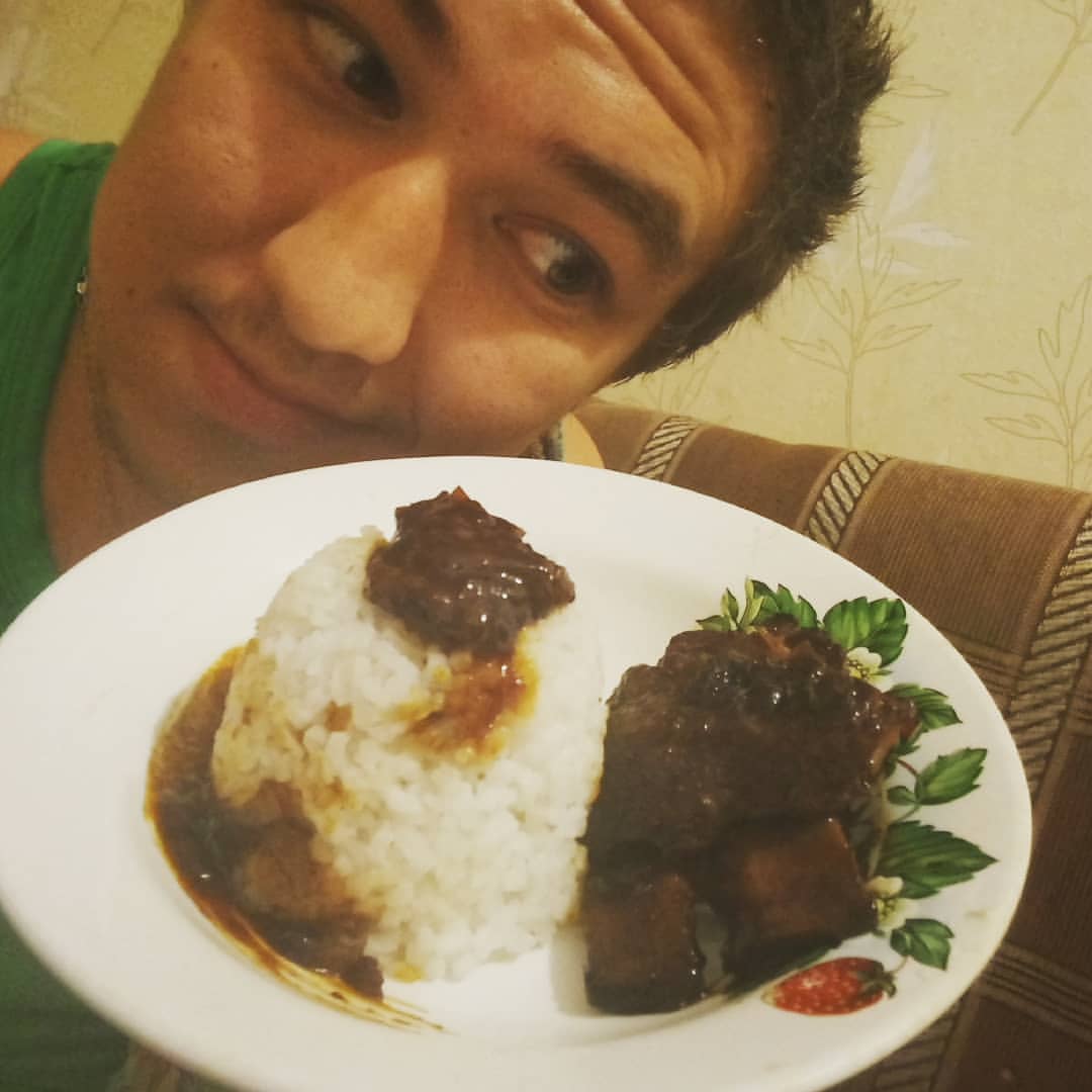 🍖СВИНЫЕ РЕБРА ПОД ТОМАТНЫМ КИСЛО-СЛАДКИМ СОУСОМ.🍜
Чистим от пленки ребра, на раскалённую сковороду кладём жирком вниз, вытапливаем его. Далее газ на полную, задаём корочку, соль перец по вкусу. Мелко нарезанный лук и чеснок, плюс 2-3 минуты. Заливаем: рисовый или куриный бульон, соевый соус, бальзамический уксус, томатная паста, сок двух сочных апельсинов и одного лимона, две чайных ложки сахара с небольшой горкой, тушим, плюс 50-60 минут на медленном огне под крышкой. Готово! Подаём с рисом (который я переварил🙃). Приятного аппетита! 
P. S. Автор не повар, готовить не умеет.😉 #вкуснота #кушать #вкуснотища #блюдодня #ночь #перекус #нямням  #вкусняшки #АнтонНагих #мегавкуса #вкусовойоргазм #мужик_повар