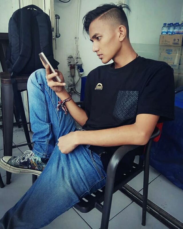 kris_panjaitann в LOOKY. #titiktitik. Tatapan Sinis katany...