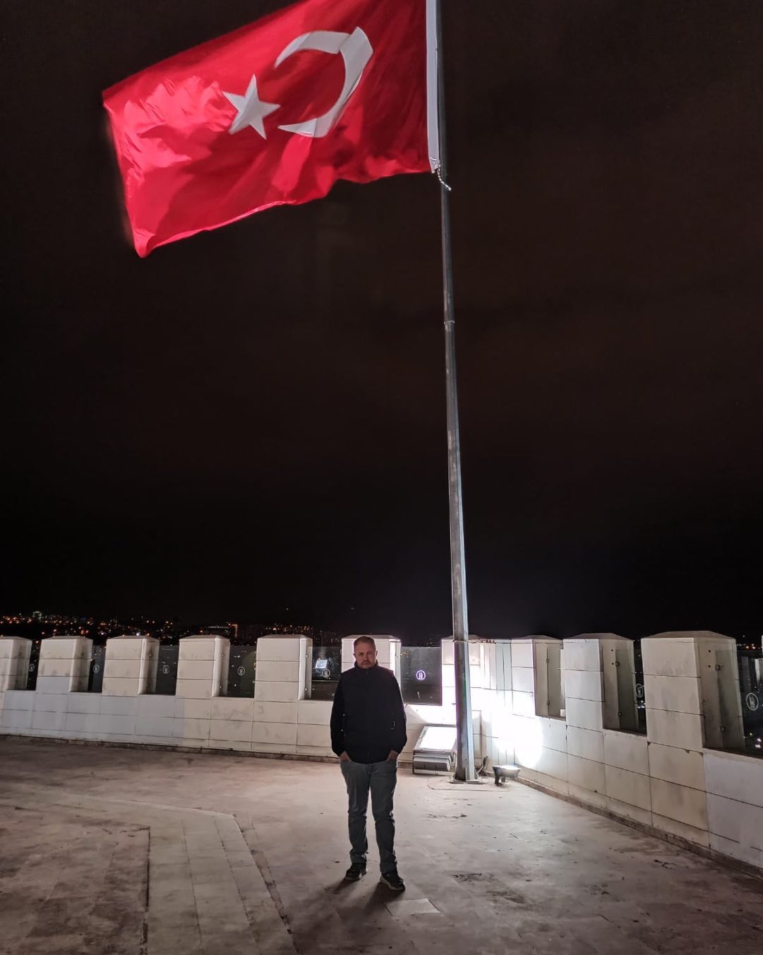 "Şu kopan fırtına Türk ordusudur yâ Rabbi.

Senin uğrunda ölen ordu, budur yâ Rabbi.

Tâ ki yükselsin ezanlarla müeyyed nâmın,

Galib et, çünkü bu son ordusudur İslâm'ın. #Barış Pınarı