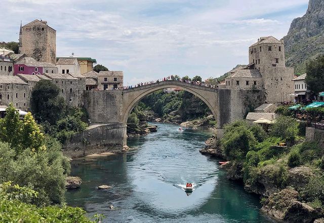 me_constantine в LOOKY. #bosnia,#bosniaandherzegovina,#mostar,#bridge,#old,#river,#reflection,#tower,#mountains,#boat,#europe,#bosna,#balkan,#summer,#босния,#боснияигерцеговина,#европа,#мостар,#мост,#город,#отдых,#путешествие. Самой известной дост...
