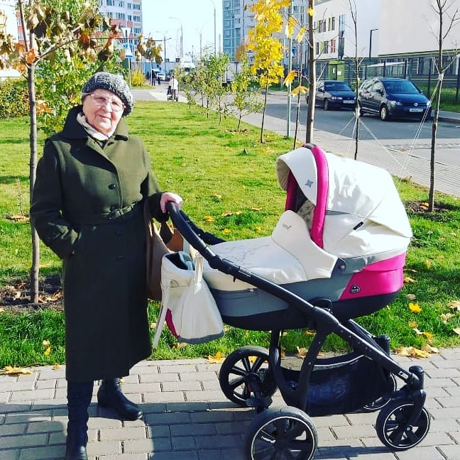 Когда пришла уже третья смена. Была бабушкой, стала прабабушкой.