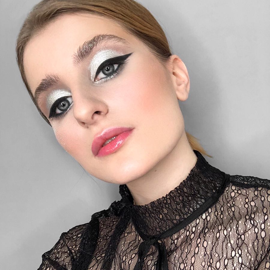 ochon_studio в LOOKY — ЧЕМ ЛУЧШЕ РИСОВАТЬ СТРЕЛКИ НА ГЛАЗАХ?

Жидкая подводка
Такой
