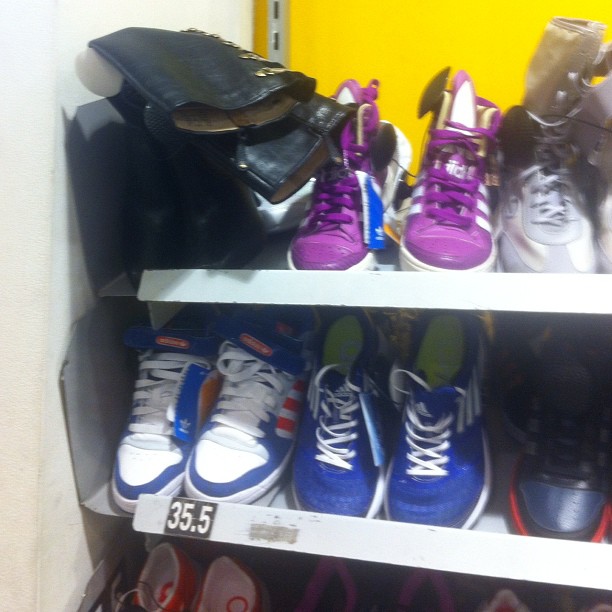 shedrish в LOOKY — Внезапно! На полке фирменного маг-на Adidas женские сапоги.