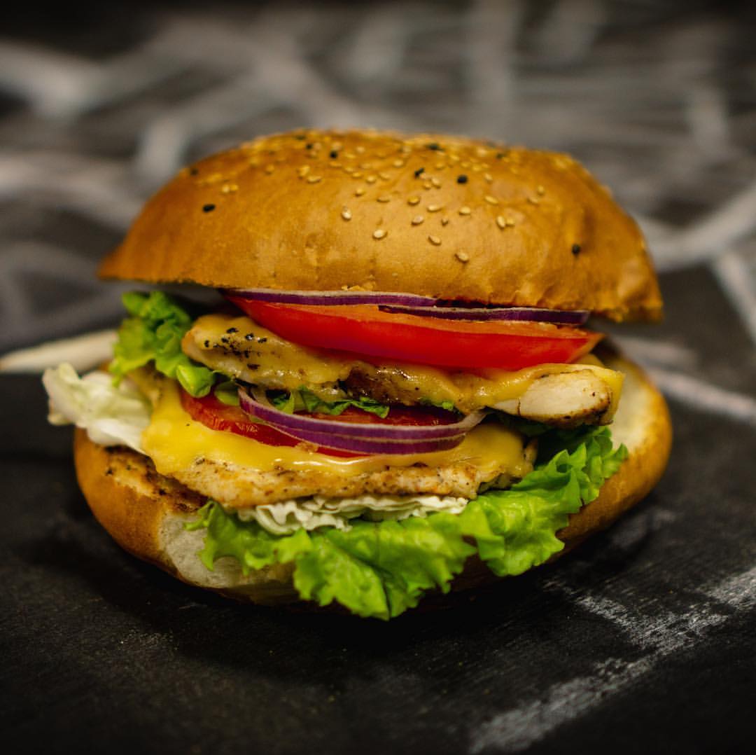 karman.cafe в LOOKY — Двойной бургер с куриной отбивной на гриле 🔥 Закажи сейчас!
