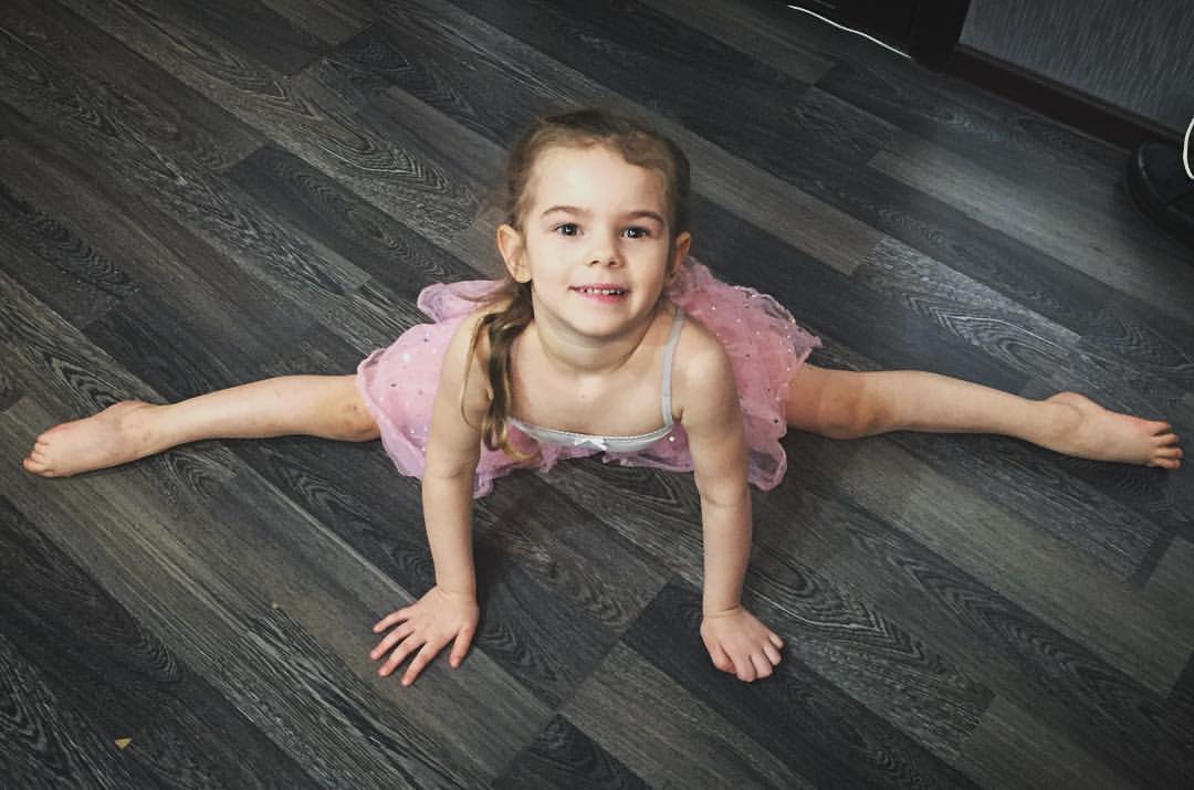 aivengo_r в LOOKY — Шпагат - легко! 🤸🏻‍♀️И научилась на мостик из положения ст