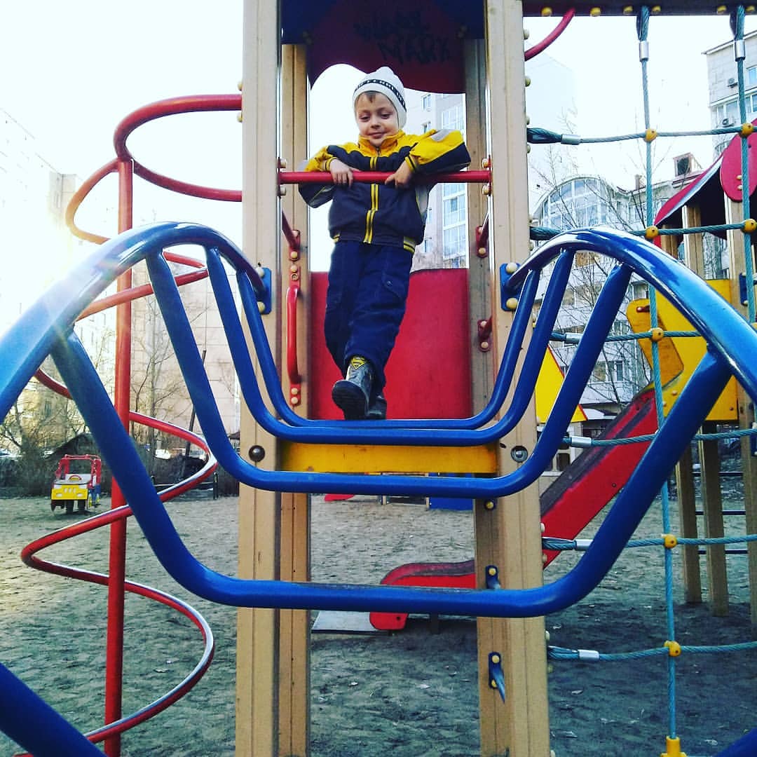 pereverzeva.photo в LOOKY. #детскаяплощадка,#гуляюссыном,#дочкисыночки,#моялюбовь,#барнаул. Прогулка с сыном-куч...