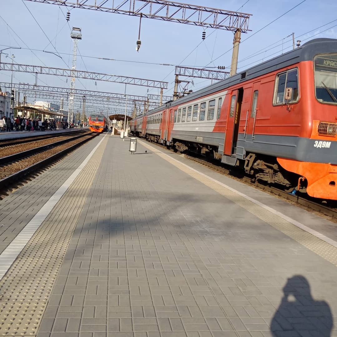 давно мне не доводилось кататься на этом гордом транспорте 🚉
под мерный стук колес и какие-то песни в наушниках ты едешь. просто едешь 🎧
не в пункт назначения, а еще и туда, куда заводит тебя поток мыслей 🌌 «остановите мой поезд, дорогой машинист
остановите, я сойду или сойду с ума » ©