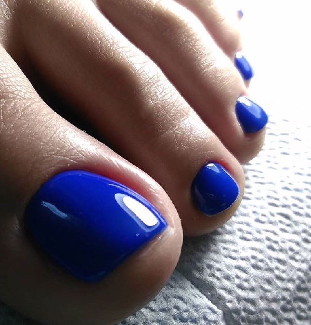 rina_ershova_ в LOOKY — Педикюр глубокого синего цвета)