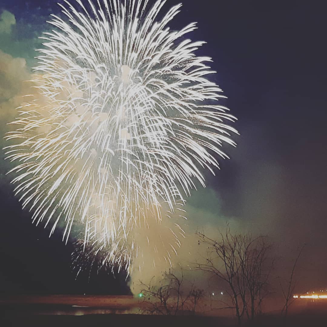 v_e_r_a_sleptsova in LOOKY. #деньпобеды2019#салют#якутск. #деньпобеды2019#салю...