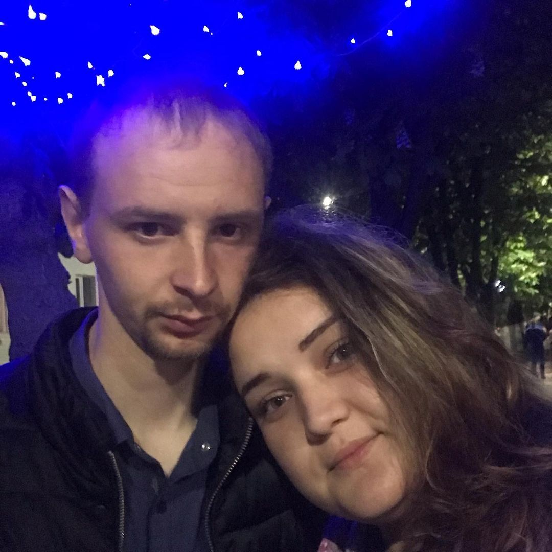 Любовь — это когда разлука сводит тебя с ума, когда ждешь встречи, считая мгновенья, и, находясь рядом, забываешь обо всем. 
Когда начинаешь верить в то, что все возможно, что жизнь — это ничто по сравнению со счастьем, которое у тебя есть.