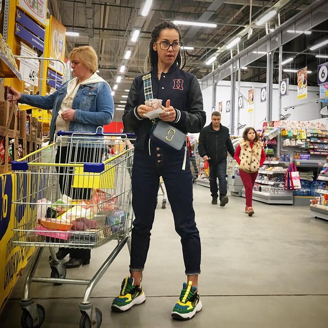 foolly.bot в LOOKY. #Мурманск,#лента,#Россия,#Murmansk,#Russia,#lenta,#люди,#people,#настиле,#stylish,#мода,#fashion,#девушка,#девушки,#girl,#girls,#кроссы,#стиль,#style,#модная,#dreads,#dreadlocks,#дреды,#кроссовки,#sneakers,#модныекроссовки,#очки,#glasses,#glassesgirl,#sneakergirl. Fashion girl. 👧🛒 �...