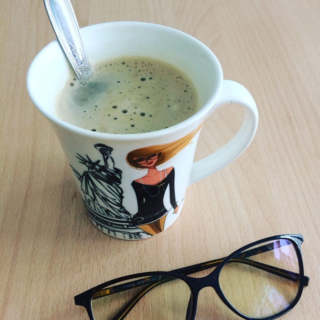 Кофе утром... ☕️
Почти у каждого человека утренним ритуалом считается выпитая чашка тонизирующего напитка под названием «кофе». Можно ли назвать кофе тонизирующим? Конечно. Ведь в состав входит кофеин, который стимулирует и запускает работу организма на полную мощность.

Однако, тот же кофеин грозит и негативными последствиями: повышением давления, раздражительностью, головными болями.

Хотите заменить кофе с утра на столь же бодрящий напиток, то менее вредный? Выбор большой, главное - найти оптимальный вариант именно для вас. 
1️⃣Чёрный чай. Человек ощущает бодрость, легкость в теле, уменьшение чувства усталости.
2️⃣Зелёный чай.  Тонизирующее действие максимально проявляется в первые полчаса, а затем на протяжении 4-5 часов очень медленно уменьшается. Зелёный чай так же улучшает память и внимание человека. Энергию от зеленого чая получает не только мозг, но и мышечная система человека. 
3️⃣Цикорий. Тонизирующее воздействие цикория обеспечивается его благотворным влиянием на все системы организма. Снимает раздражение и усталость.
4️⃣Какао. Способствует максимальной концентрации внимания и умственной деятельности, появлению хорошего настроения, увеличению выносливости.
5️⃣Бодрящие травяные чаи. Могут обладать различными эффектами – успокаивающим или тонизирующим, лечебными или витаминными. Благодаря бодрящим и тонизирующим травяным чаям вы избавитесь от усталости, восстановите силу и энергию.

А так же бродящий эффект может дать вода с имбирём и лимоном и контрастный душ.

#кофеутром #кофеин #утробезкофе #бодростьдуха #полезныенапитки