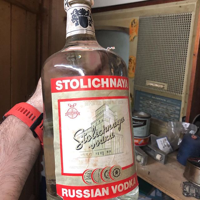 amirovmarat40 в LOOKY. #stolichnaya,#vodka,#ссср,#заначка. Нашёл в гараже папин...