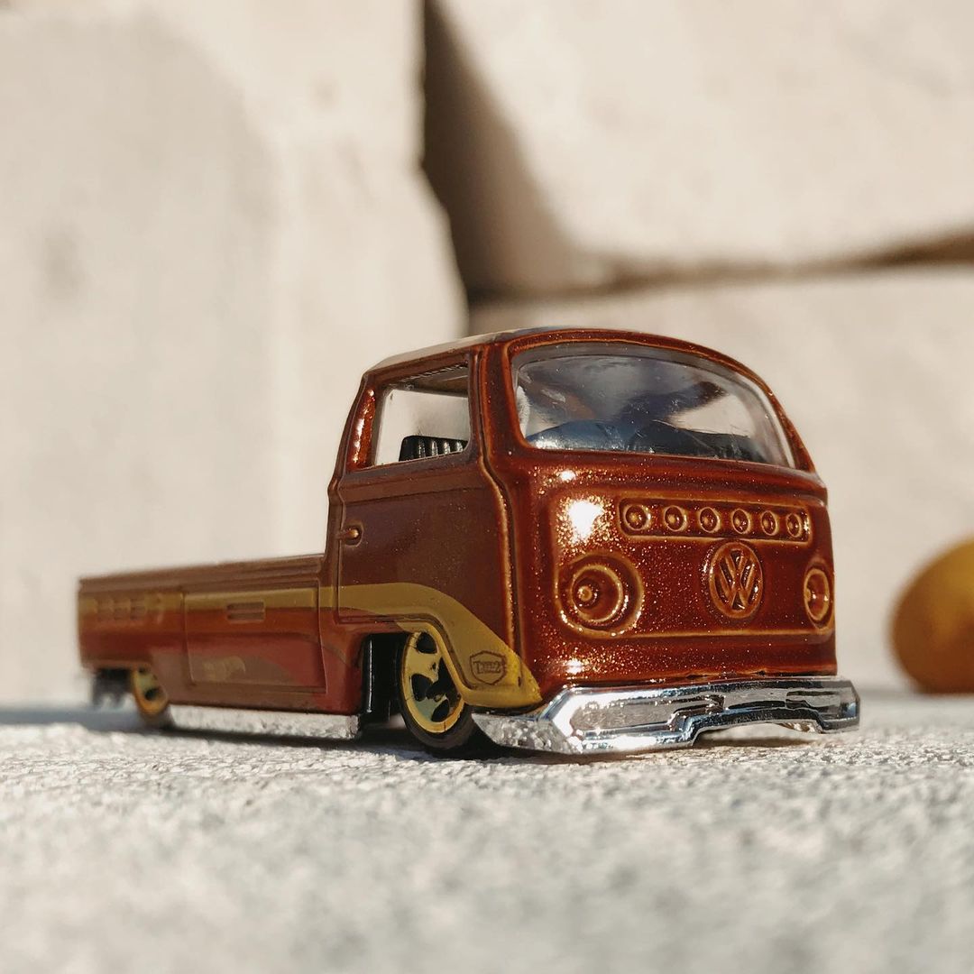 toys_pin in LOOKY. #hotwheels,#matchbox,#hotwheelscollector,#hotwheelsmalaysia,#love,#car,#oldcar,#usa,#chevelle,#gmc,#travel,#sport,#toy,#america,#road,#garage,#vwbus,#vw,#ford,#dodge,#chevrolet,#streetstyle,#streetphotography,#iphonography,#164scale,#,#mobilephotography,#shotoniphone. Люблю эти автобусы. ...