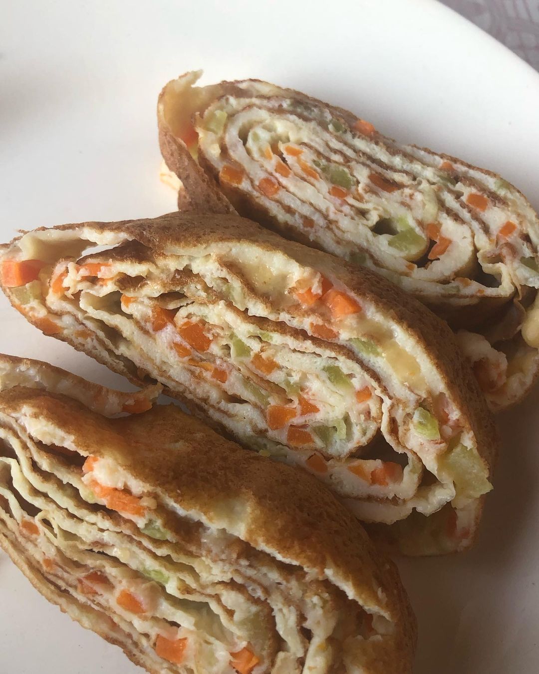 _anafedorova в LOOKY — Радужный яичный рулет 😋😋
Ингредиенты: 
Яйцо - 4 шт
Морков