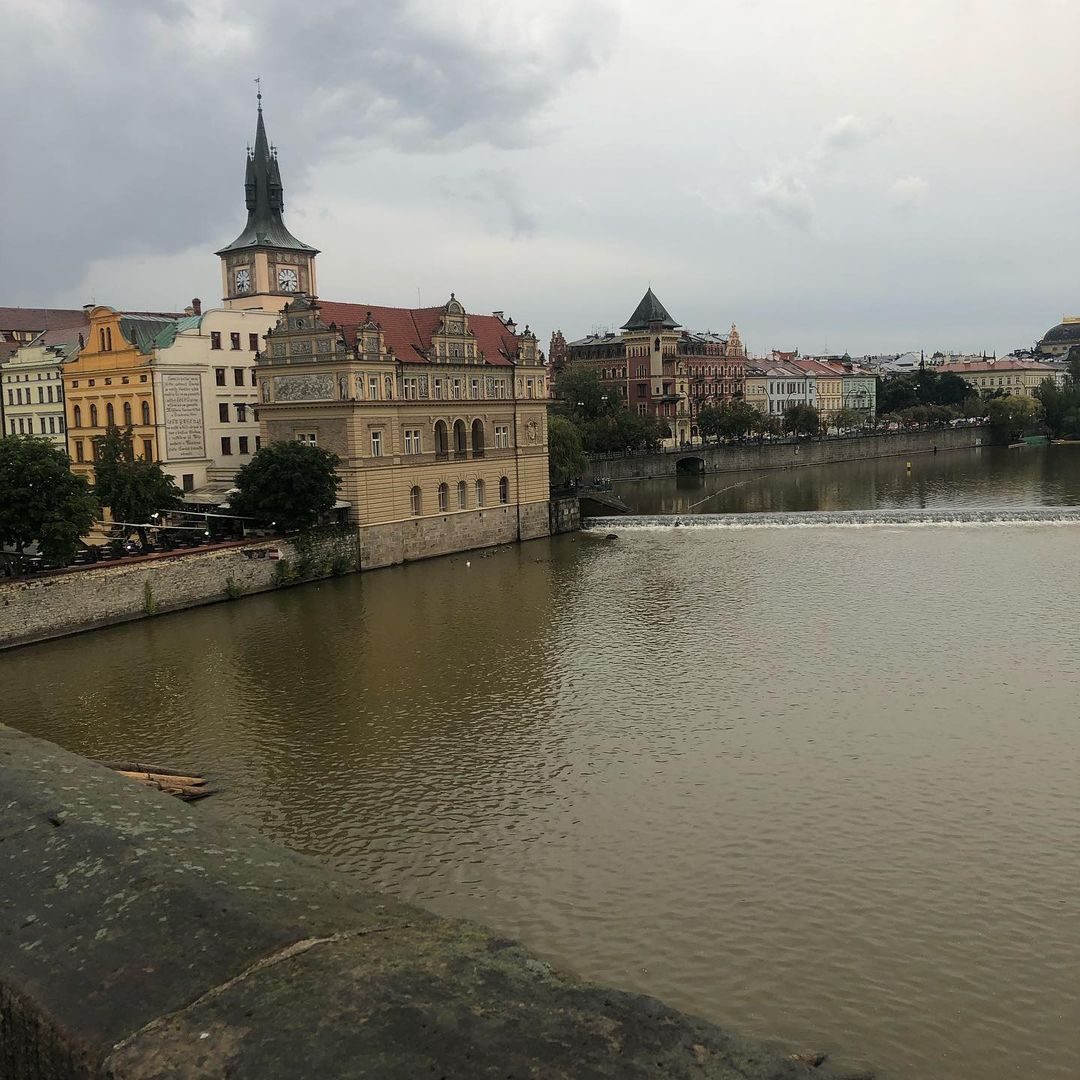 alena_lyagushka_zelena в LOOKY — Прага, Карлов мост, стояли на гвозде, держали на нос собаку#