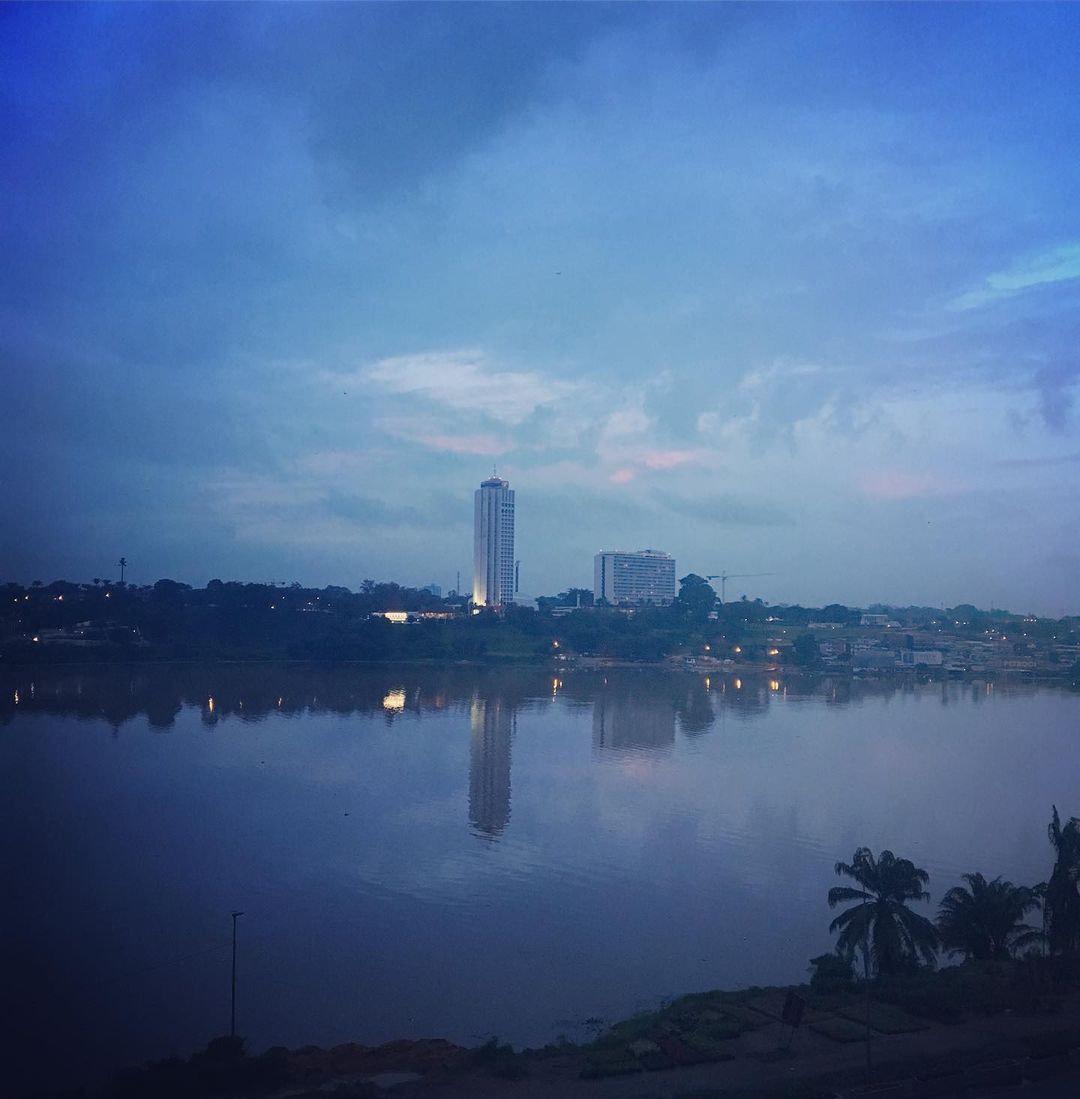 rosejasmincaramelbonbon в LOOKY — Ночной город. Ville d’Abidjan la nuit. #ночноенебо #ночнойго