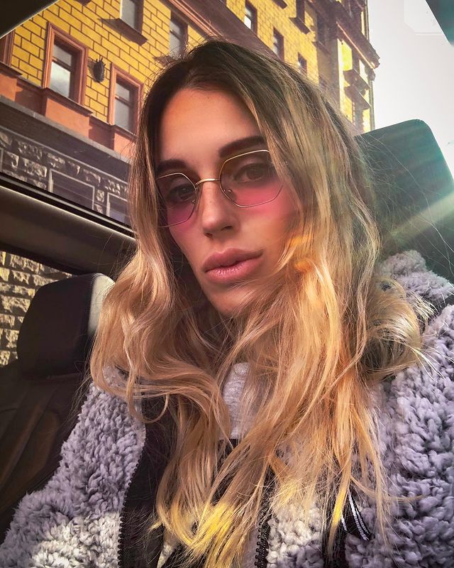 b_stt в LOOKY. #осень,#москвацентр,#осеннийдень,#autumn,#moskowgirl,#blondemodel,#pinksunglasses,#pinklife,#MMnaturalbeauty. 🌬🍃🍂🍁 ... прикосн...
