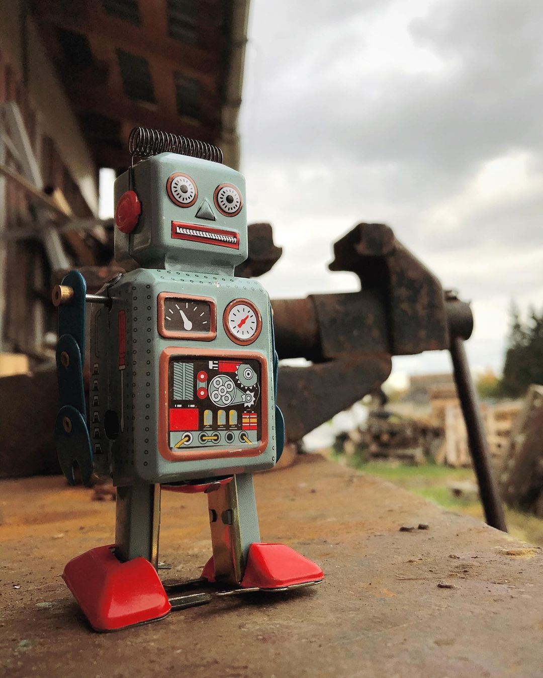 toys_pin in LOOKY. #robots,#robot,#toy,#toys,#children,#mytoy,#future,#oldtoys,#игрушки,#робот,#роботы,#дети,#семья,#love,#lol,#redsocks,#travel,#mobilephotography,#mobilephoto,#shotoniphone,#iphonography,#iphone7. I am a robot. Very o...