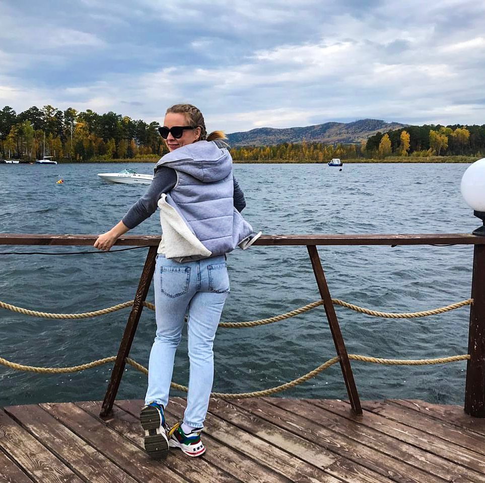 olgabratilova в LOOKY — Шалунья #осень раздевает деревья 🌳 в заспанном дворе - все 