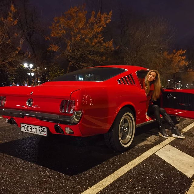 pashaslm в LOOKY. #madbuckets,#oldtimer,#fordmustang,#vintage,#moscowcity,#drivingexperience. Что то многовато кра...