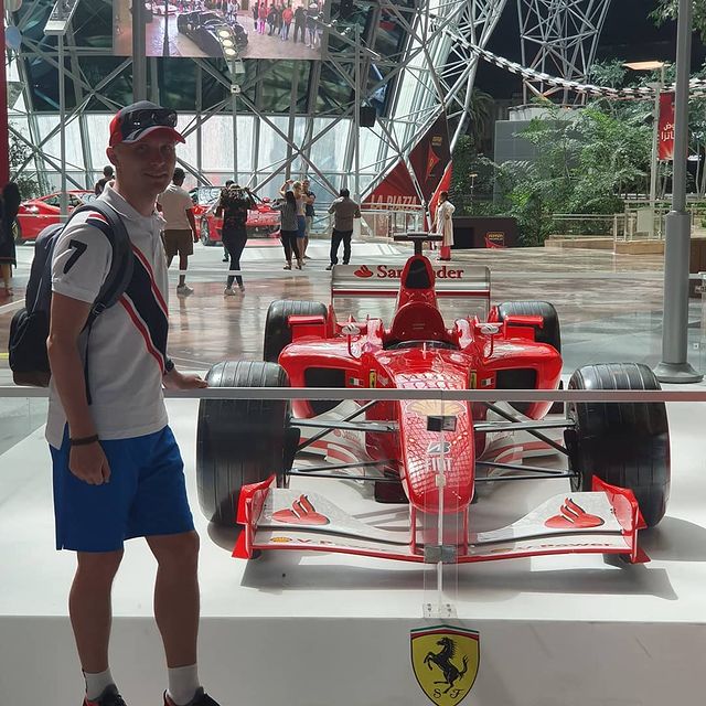 marishveps_25 в LOOKY. #ferrari,#ferrariworld,#abudhabi,#travel,#red,#феррари. Больше красных Ферра...