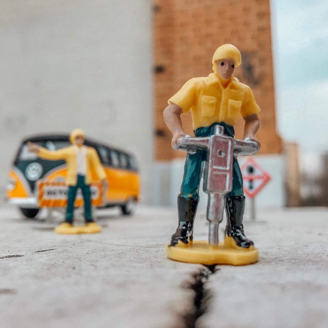 toys_pin in LOOKY. #streetstyle,#streetphotography,#yellow,#worker,#vw,#vwbus,#street,#mobilephotography,#shotoniphone,#iphonography,#iphone7,#city,#citylife,#toy,#toys,#mytoy,#miniature,#collection,#people,#игрушки,#дети. Actions speak louder...