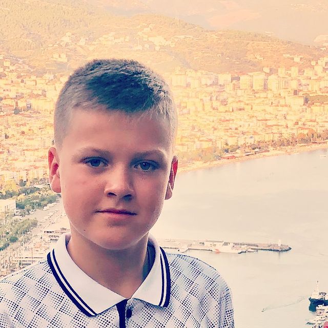 antonpetrov393 в LOOKY. #happybirthday,#loveyouson,#сынок,#сднемрождения,#birthdayhalloween,#родился31,#нашагордость. Сегодня нашему Мишан...