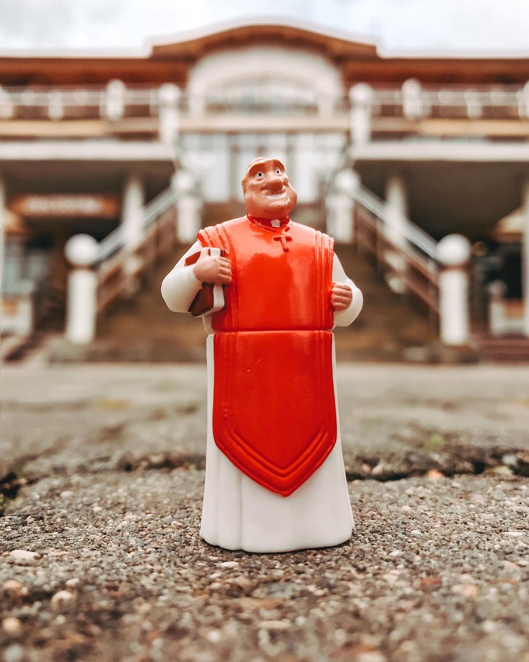 toys_pin in LOOKY. #disney,#disneyland,#church,#priest,#love,#god,#smile,#toy,#toys,#mytoys,#kindersurprise,#kid,#children,#shotoniphone,#iphonography,#iphonographer,#mobilephotography,#religion,#игрушки,#киндерсюрприз,#детство,#miniature,#pocahontas. Keep smiling, becaus...