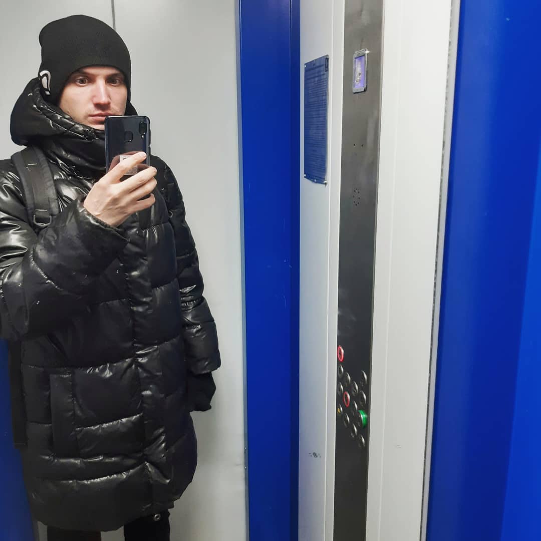 Вместо того, чтобы придумать крылья, человек придумал лифт. #Нерюнгри #Лифт #Зеркало #Отражение