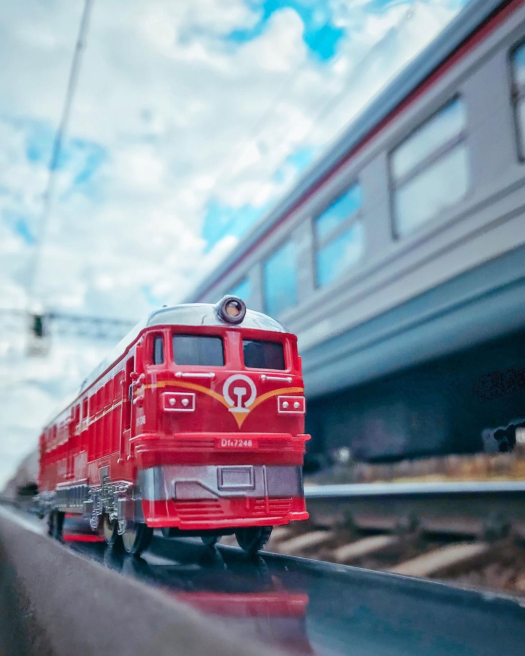 toys_pin in LOOKY. #игрушки,#игрушка,#поездка,#ржд,#toy,#toys,#mytoy,#railway,#travel,#iphonography,#shotoniphone,#shotoniphone7,#caseiphone7,#red,#road,#speed,#miniature,#travelphotography,#travelling,#mobilephotography. He who likes skiing ...